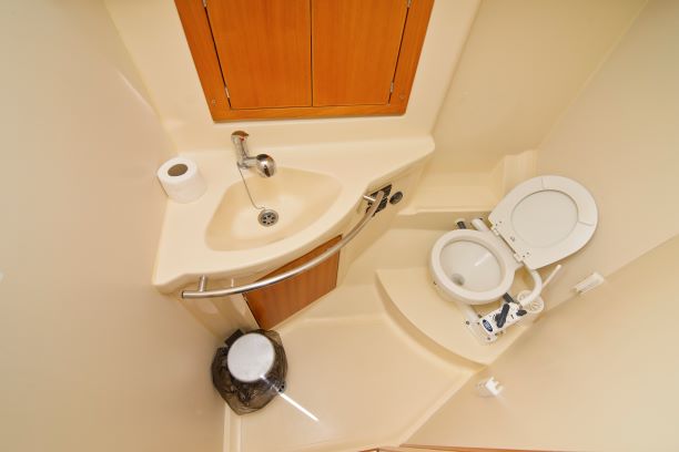 mydsailing bathroom toilet segelyacht amazone